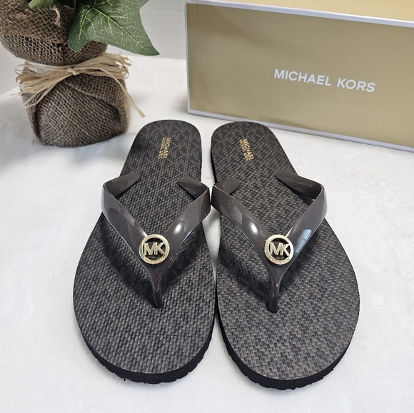 ❌️SOLD❌️✨️NWT Michael Kors flip-flops - Picture 2 of 8